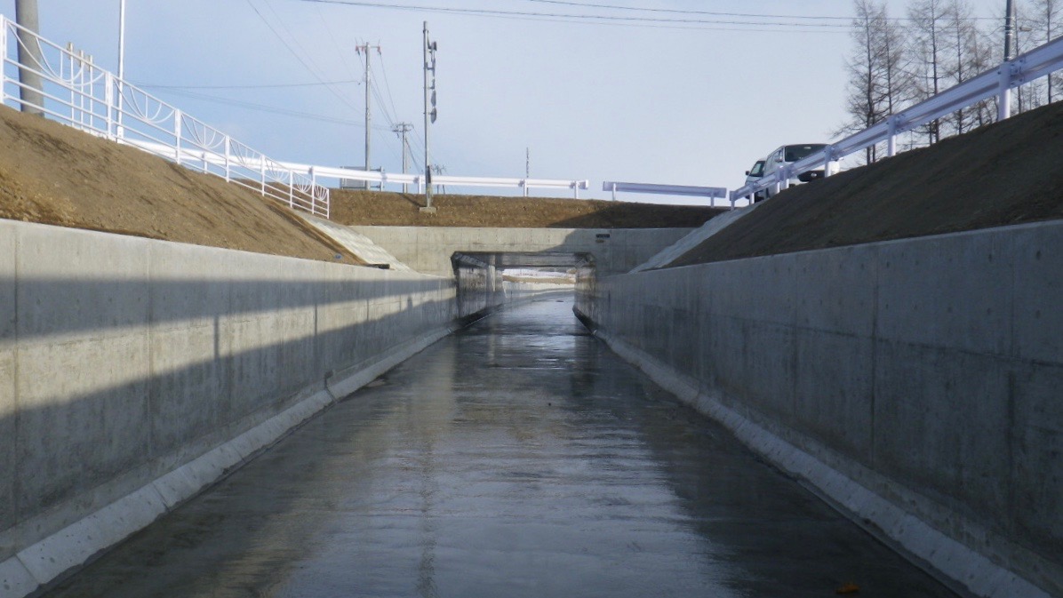 >士幌西部地区　吉野排水路中音更工区工事　＜農業用排水路工事＞